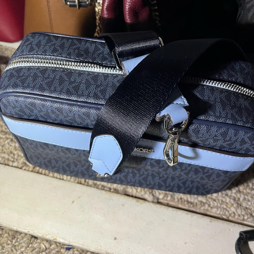 COPY - Micheal Kors LG crossbody - Picture 3 of 3